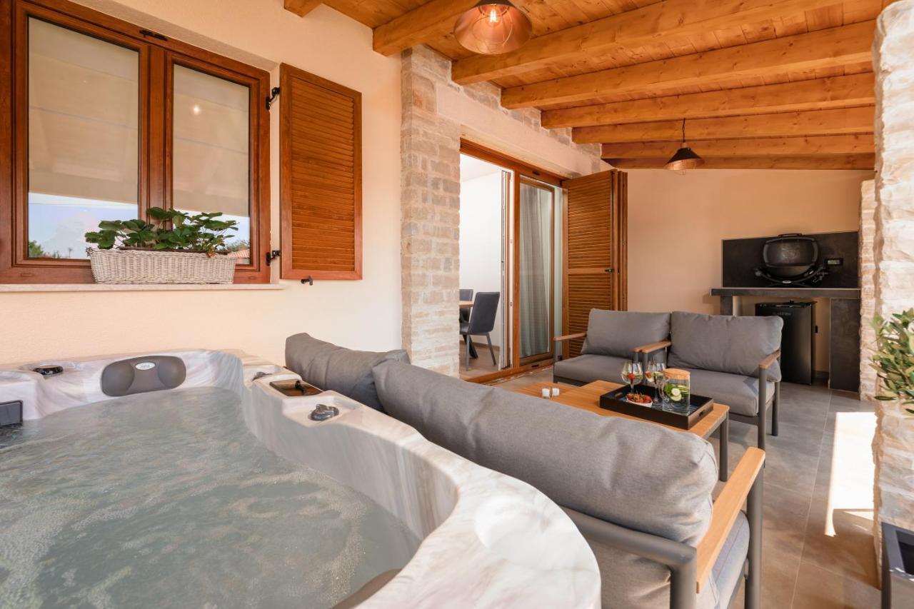 Holiday Home Maslina 波雷奇 外观 照片